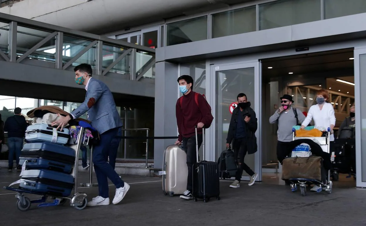 Viajeros salen por la puerta de llegadas del aeropuerto de Málaga. 