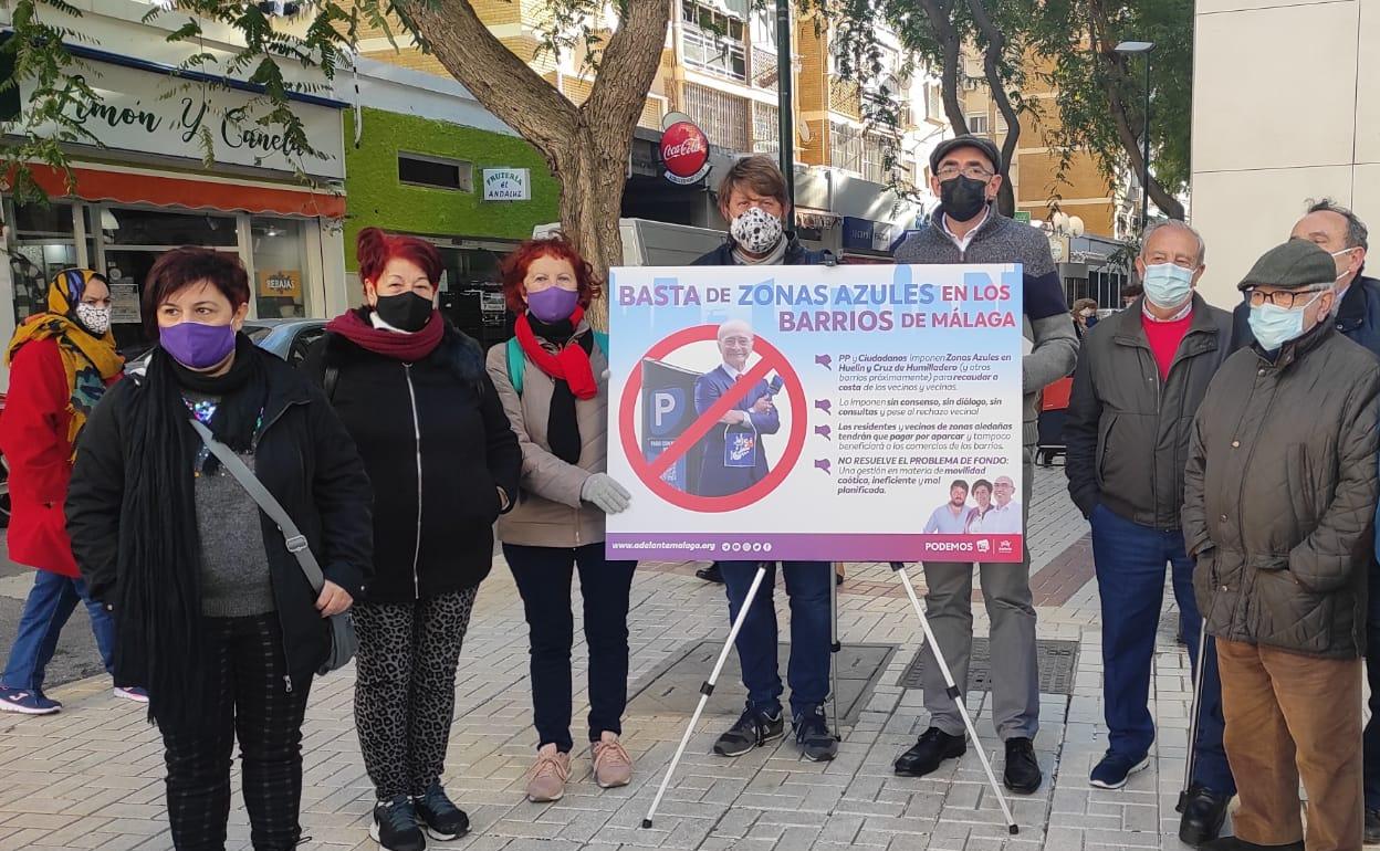 Concejales de Adelante Málaga, junto a representantes colectivos vecinales contrarios al SARE. 