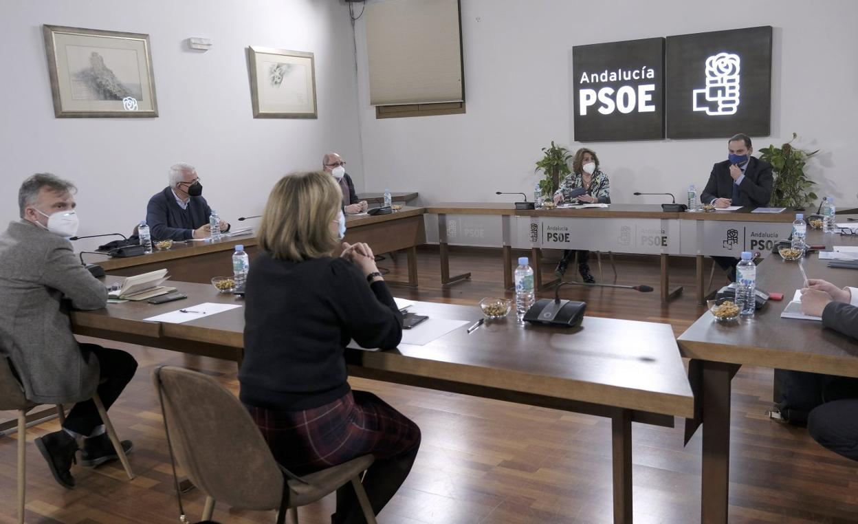 Susana Díaz y José Luis Ábalos, durante la reunión que mantuvieron ayer con dirigentes del PSOE andaluz. sur