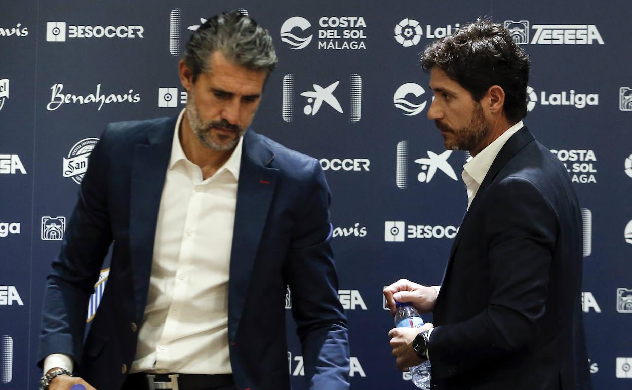 Caminero y Víctor, dos de los despedidos sin acuerdo previo, durante la presentación del técnico. 