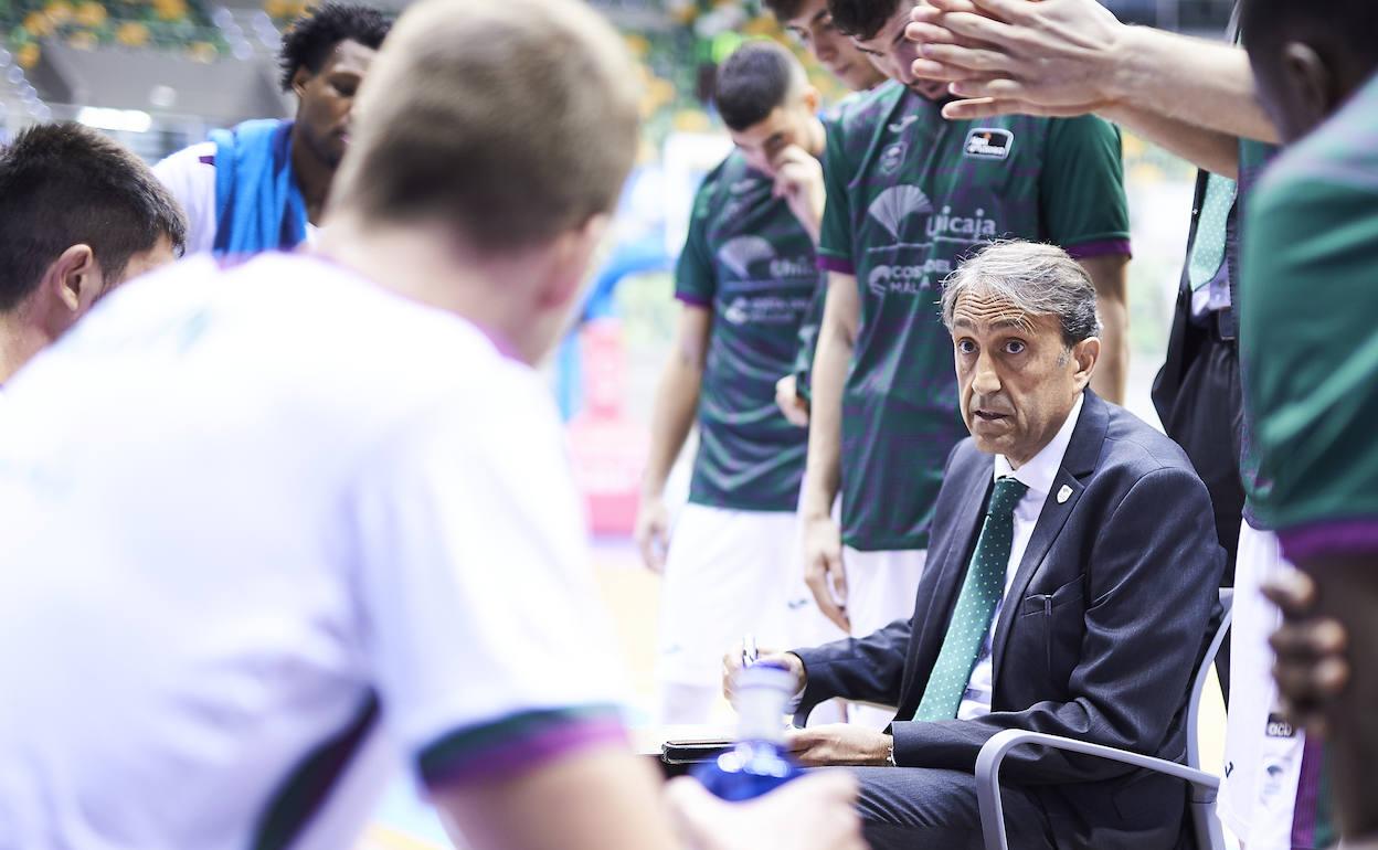 Luis Casimiro se dirige a la plantilla del Unicaja en un tiempo muerto de un partido. 