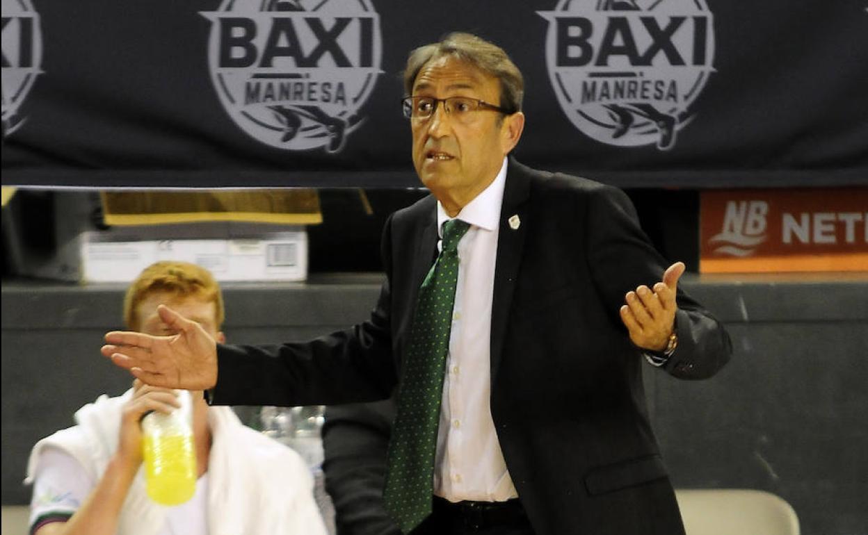 El entrenador del Unicaja Baloncesto, Luis Casimiro, durante el partido contra el Manresa.