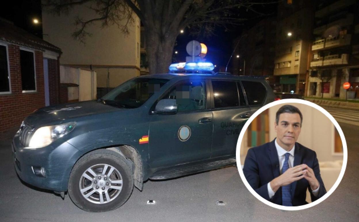 Un vehículo del GAR llegando a la Comandancia de Málaga, tras la detención del sospechoso. A la derecha, el presidente del Gobierno, Pedro Sánchez, que ha felicitado a las fuerzas de seguridad. 