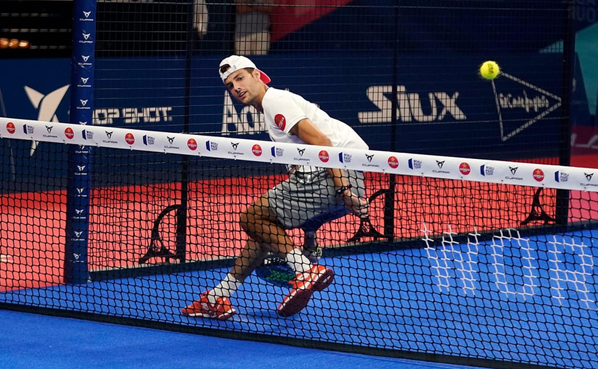 El antequerano Momo González, en un golpe cerca de la red en un torneo de esta temporada en el World Padel Tour. 