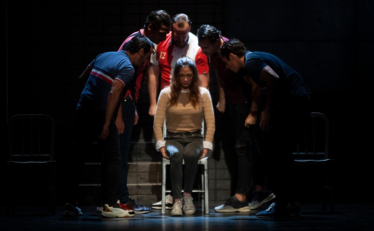 Los actores, con los malagueños Fran Cantos e Ignacio Mateos, ayer, en el Cervantes. 