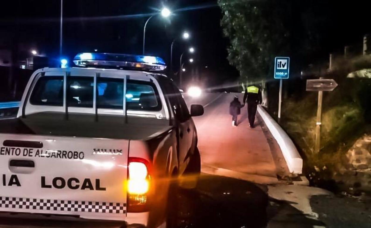 El menor, acompañado por un agente policial, junto a la carretera A-7206. 