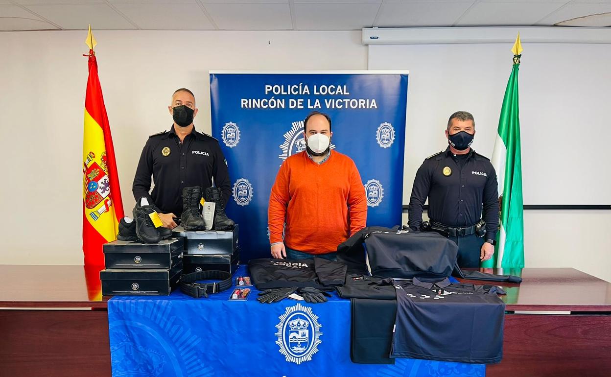 La Policía Local de Rincón de la Victoria renueva el uniforme de invierno de la plantilla