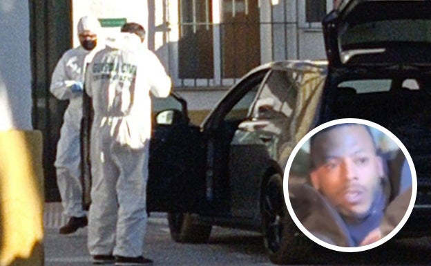 Agentes de la Guardia Civil analizan el vehículo intervenido. 