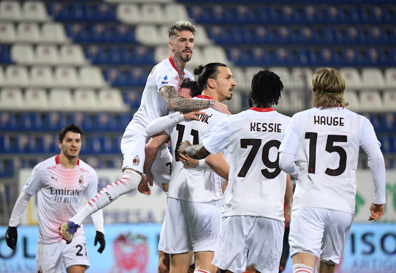 Samu Castillejo salta encima de Ibrahimovic para celebrar su segundo gol ante el Cagliari mientras Brahim, al fondo, se aproxima al corrillo de sus compañeros. 