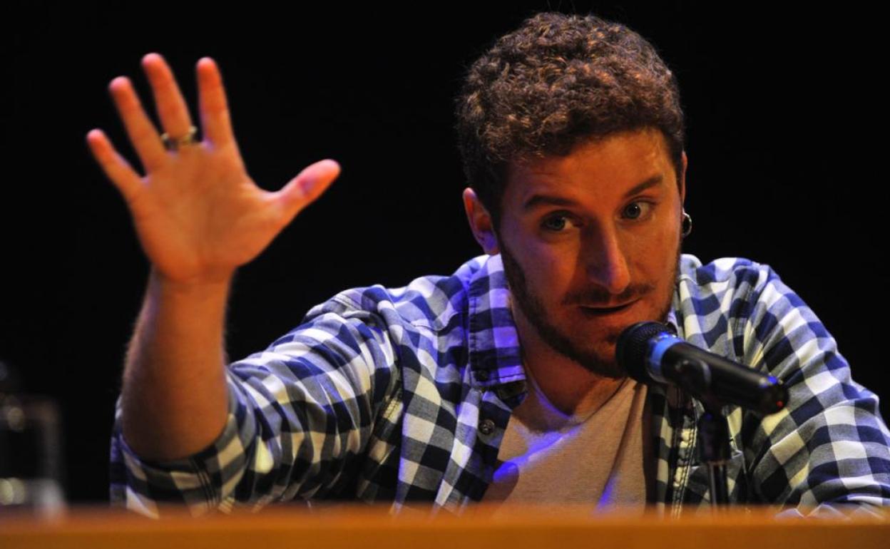 El poeta Antonio Díaz Mola, ayer, en la lectura de su libro.