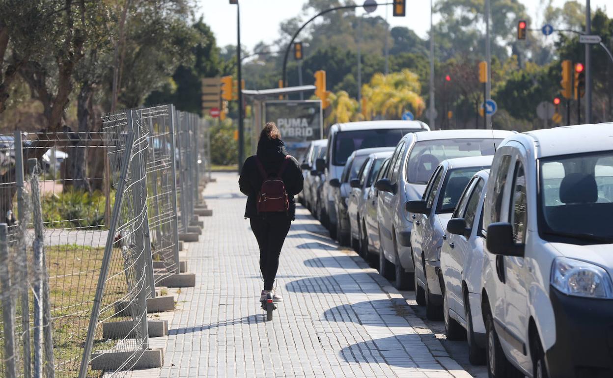 Usuarios de bicis y patinetes tendrán que salir de las aceras desde mañana. 