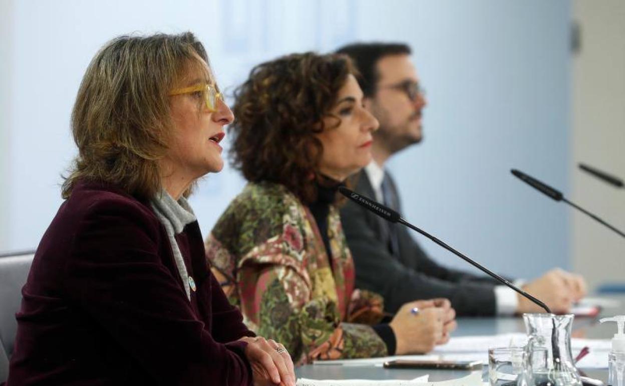 Teresa Ribera, María Jesús Montero y Alberto Garzón, tras el consejo de ministros. 