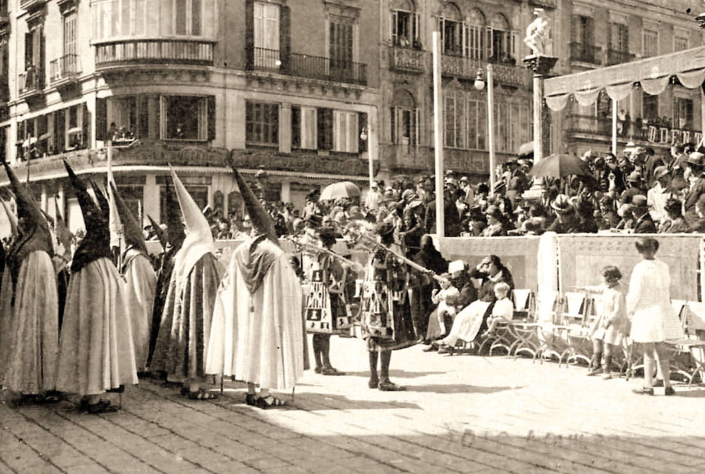 Desde 1921 el Ayuntamiento permitió a la Agrupación la instalación de tribunas