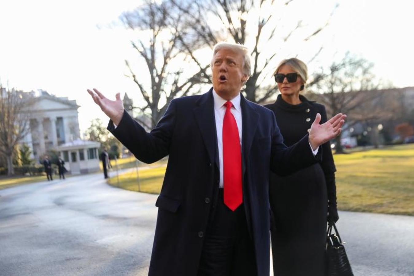 Donald y Melania Trump, en el momento de abandonar la Casa Blanca. 