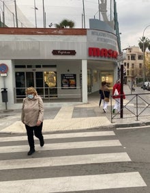 Imagen secundaria 2 - Arriba, la calle del Mar en Torre del Mar; abajo a la izquierda, interior del centro comercial El Ingenio, y a la derecha, un supermercado en Vélez-Málaga. 