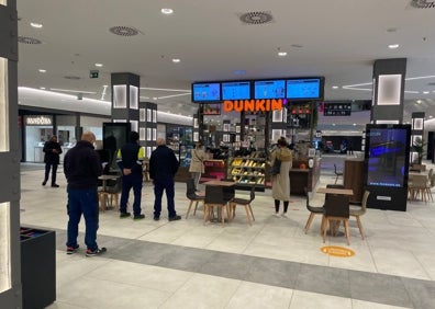 Imagen secundaria 1 - Arriba, la calle del Mar en Torre del Mar; abajo a la izquierda, interior del centro comercial El Ingenio, y a la derecha, un supermercado en Vélez-Málaga. 