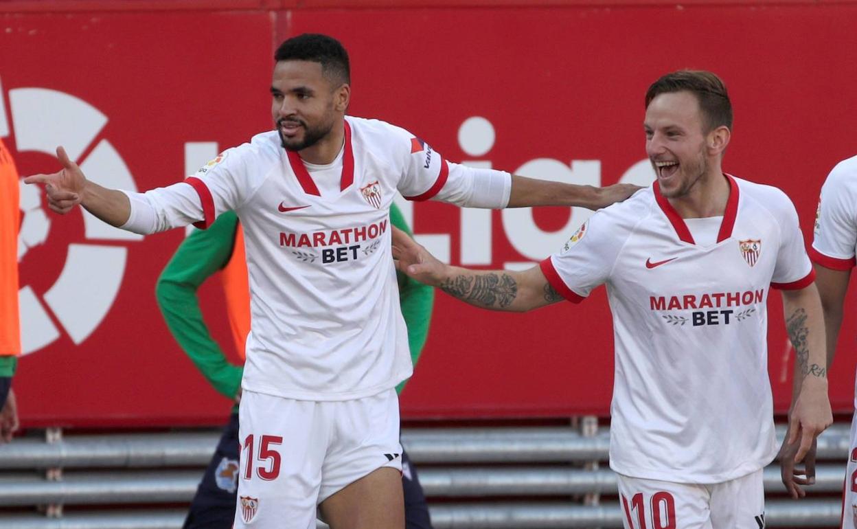 En-Nesyri celebra uno de sus goles con el Sevilla junto a su compañero Rakitic. 