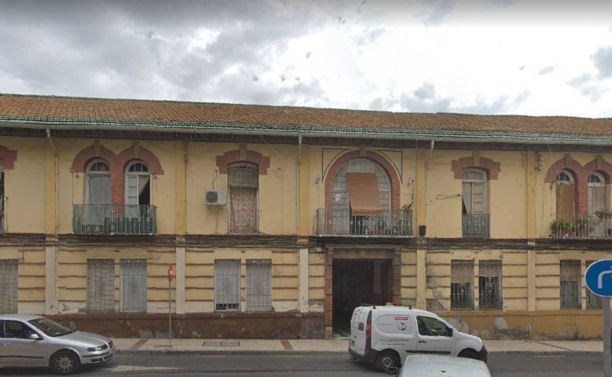 El inmueble fue construido en 1925 con estilo regionalista. 