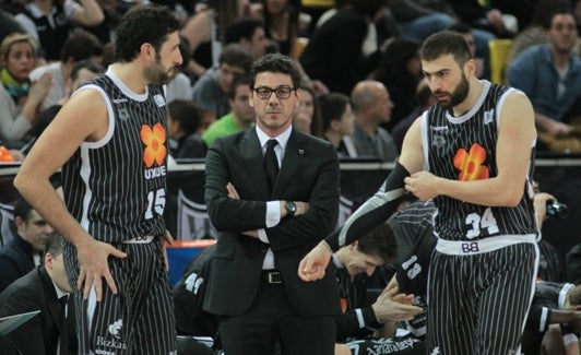 Mumbrú, Katsikeris y Vasileiadis, durante su etapa en el Bilbao.