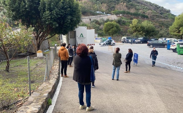 Vecinos de Sayalonga, este jueves esperando para hacerse la prueba. 