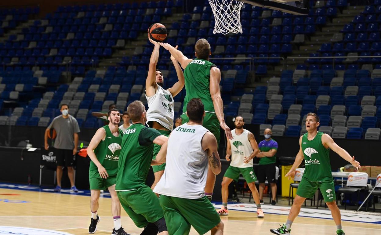 Los jugadores del Unicaja, durante un entrenamiento en el Palacio de los Deportes. 