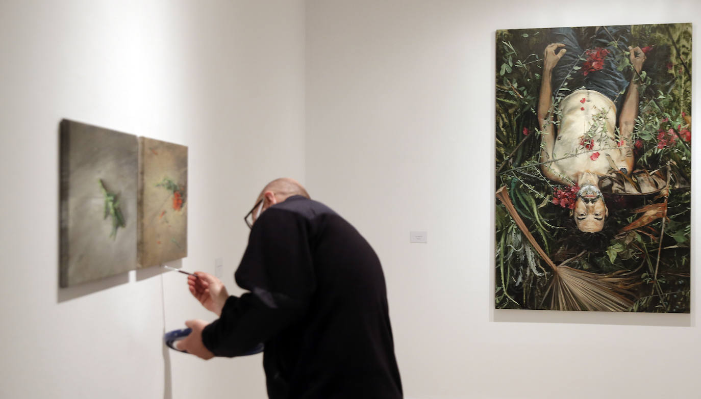 El autor gaditano presenta en las salas del CAC Málaga una amplia exposición a partir de la idea del vergel doméstico