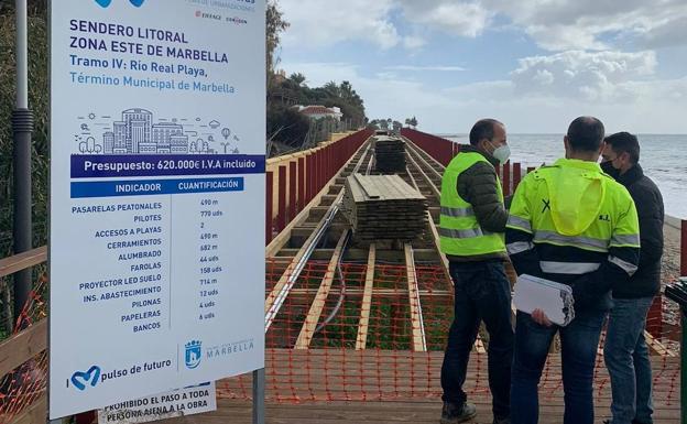 El técnico de la Delegación de Obras, Pedro Vara, visitando la ampliación.