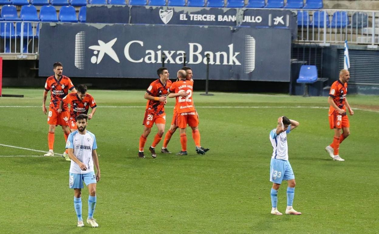 Los jugadores de la Ponferradina celebran el segundo gol. 