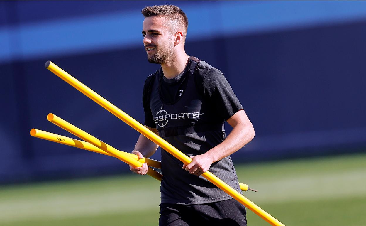 El jugador del Málaga, Ismael Casas, durante el entrenamiento en el Anexo de La Rosaleda.