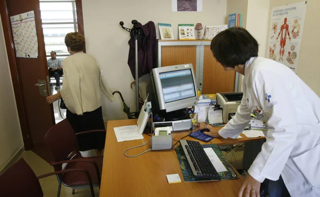 Médicos de familia denuncian que las consultas telefónicas provocan daños en la salud de los pacientes