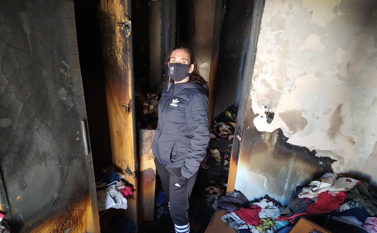 Inmacula Vera, en una de las estancias de su vivienda de Torre del Mar, calcinada casi por completo en un incendio el pasado 24 de octubre. 