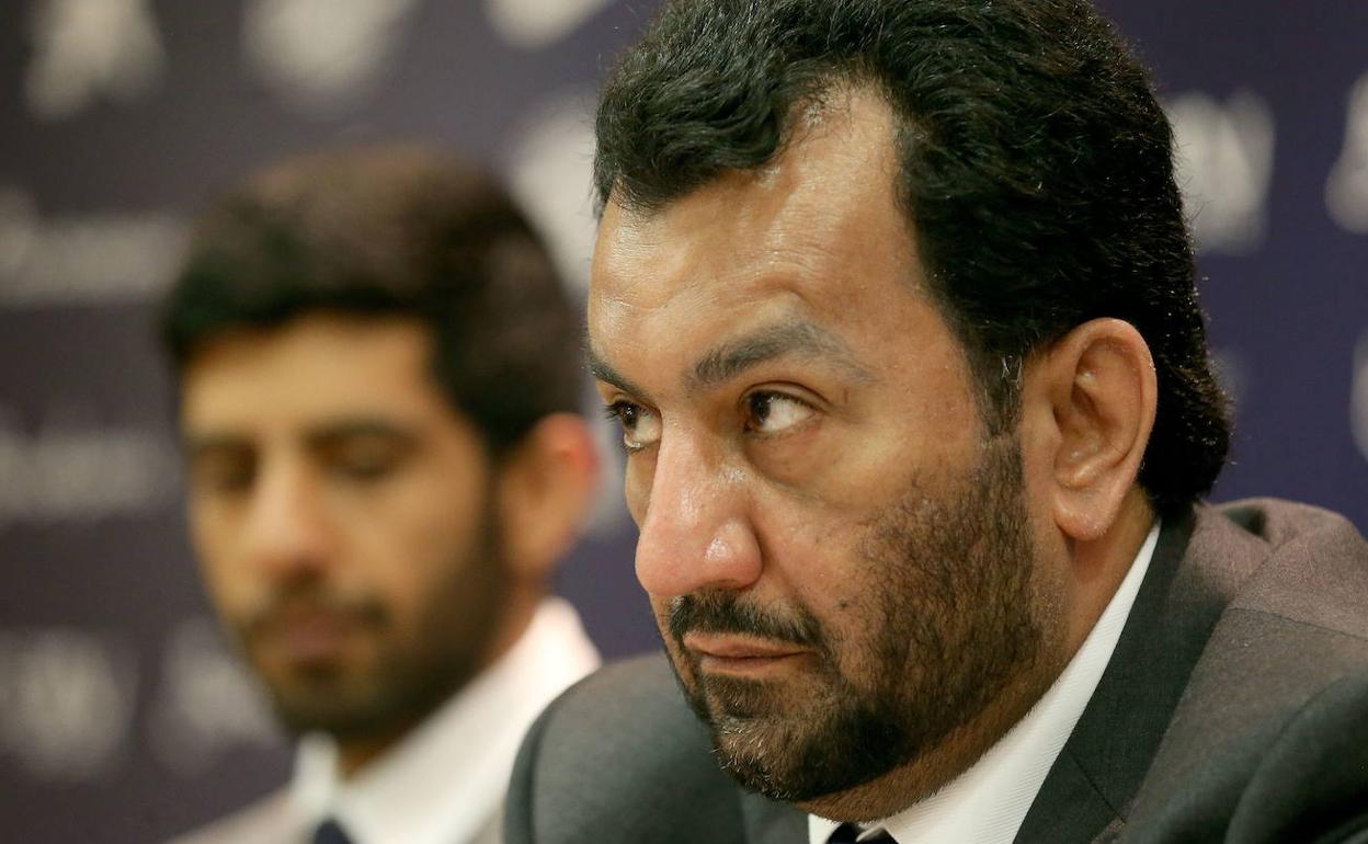 El jeque Althani, con su hijo Nasser al fondo, en la sala de prensa del estadio. 