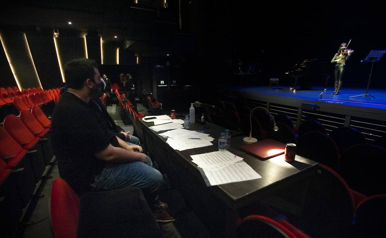 Díez Boscovich observa a Pilar Campos en el Teatro Soho CaixaBank.