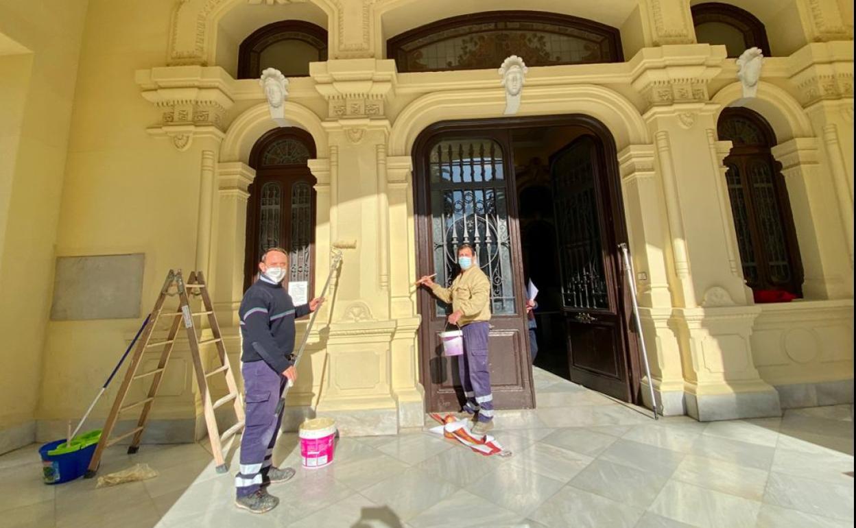 Villodres y Oterino pintan la entrada de la Casona.