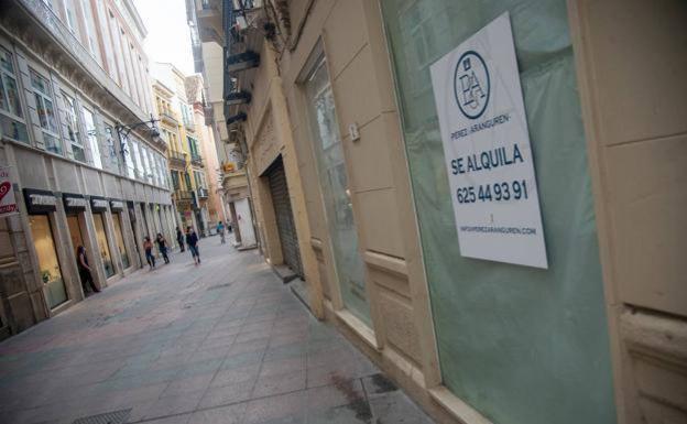 Carteles de «se alquila» en un bloque de pisos 