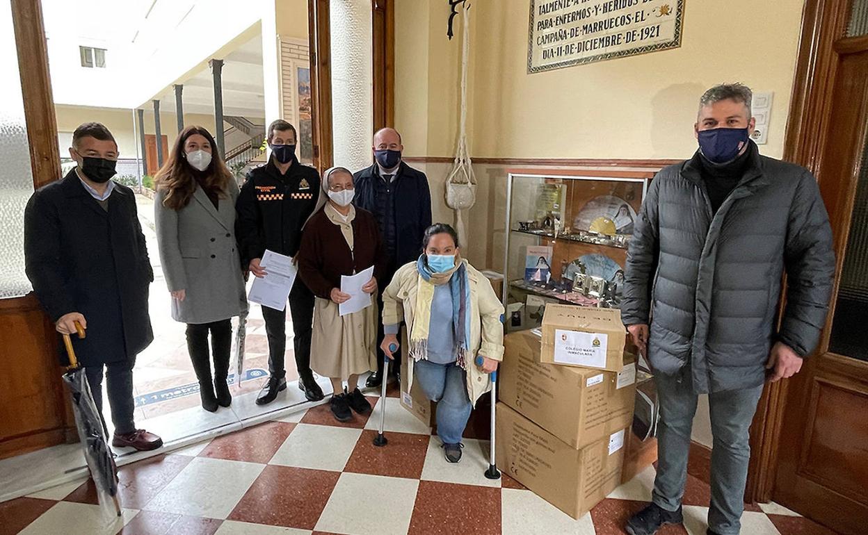 Los representantes del equipo de gobierno local en la entrada del Colegio María Inmaculada de Antequera. 