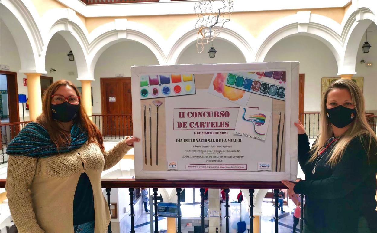 Clara Perles y Elena Aguilar, con el cartel de la iniciativa. 