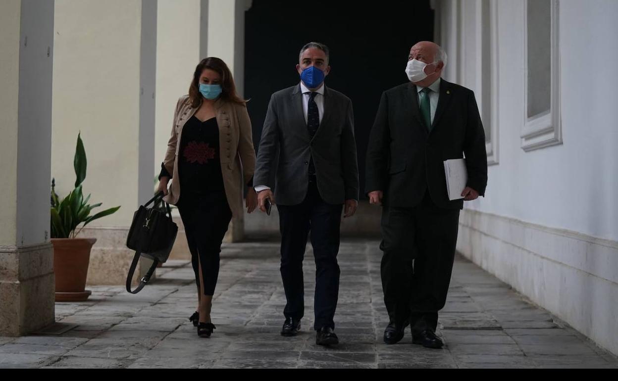 Crespo, con Bendodo y Aguirre, antes del consejo de gobiern de este martes. 