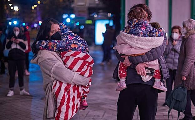 Vecinos de Granada en la calle de Gran Capitán tras los terremotos. 