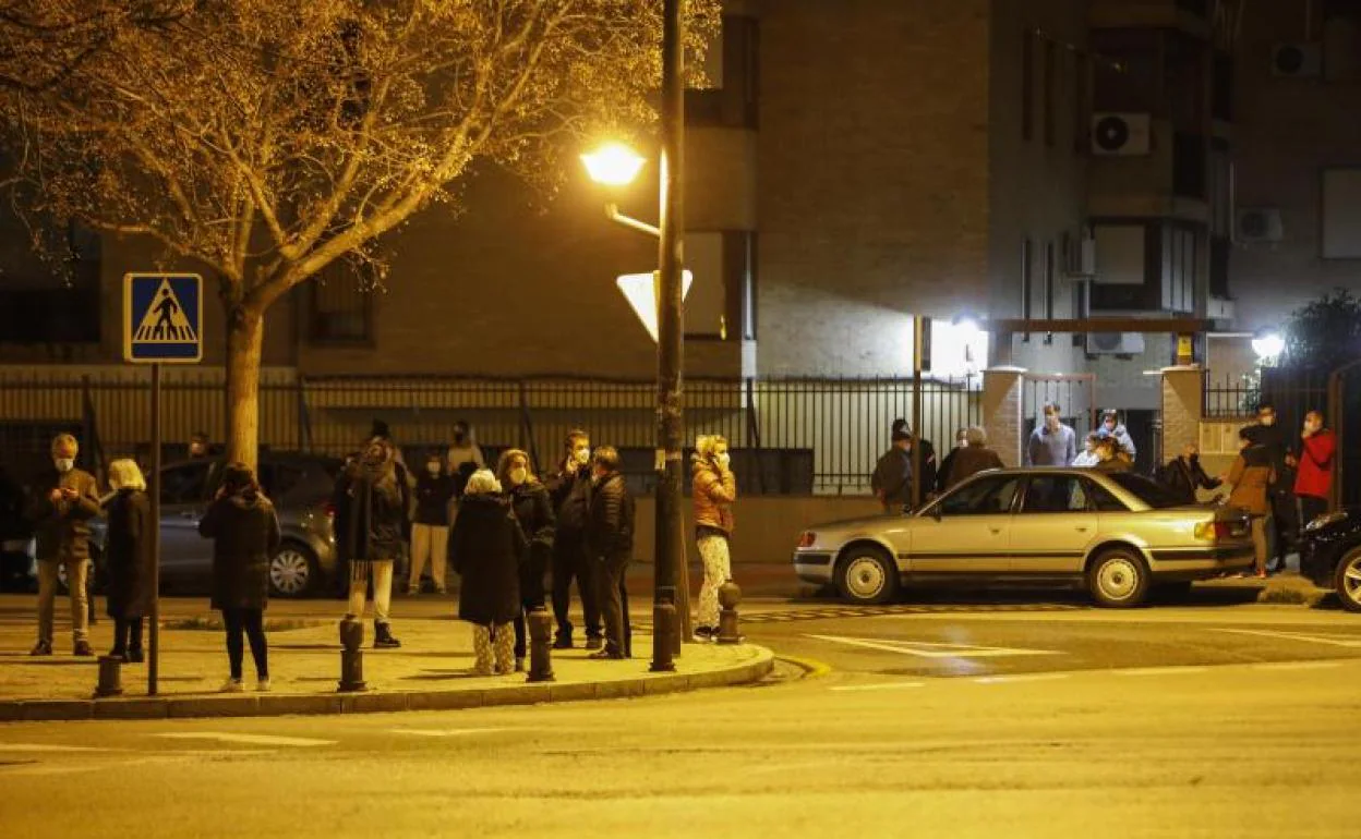 La gente sale a la calle en Granada 