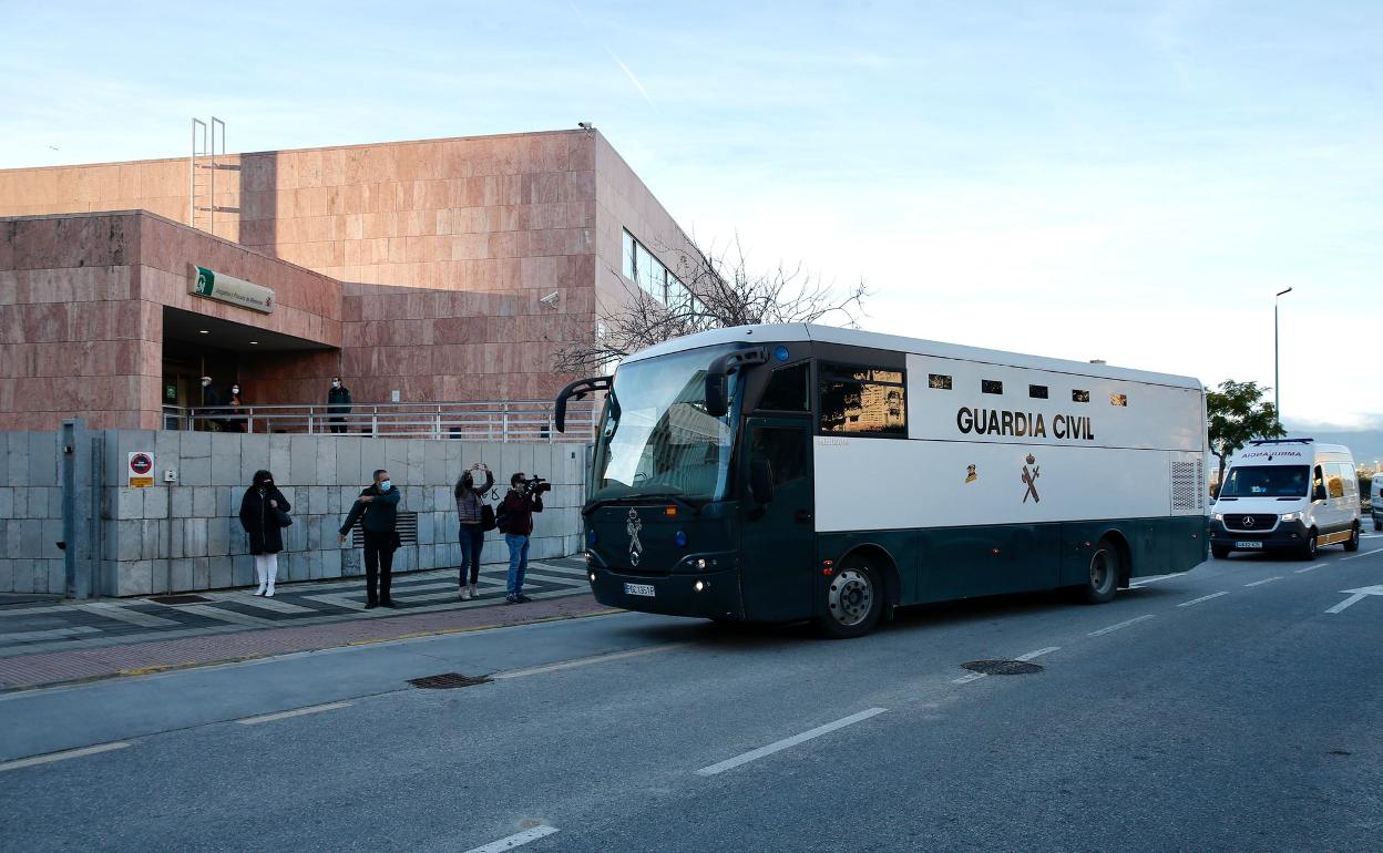 En furgón de la Guardia Civil, esta mañana a su entrada a la Ciudad de la Justicia de Málaga