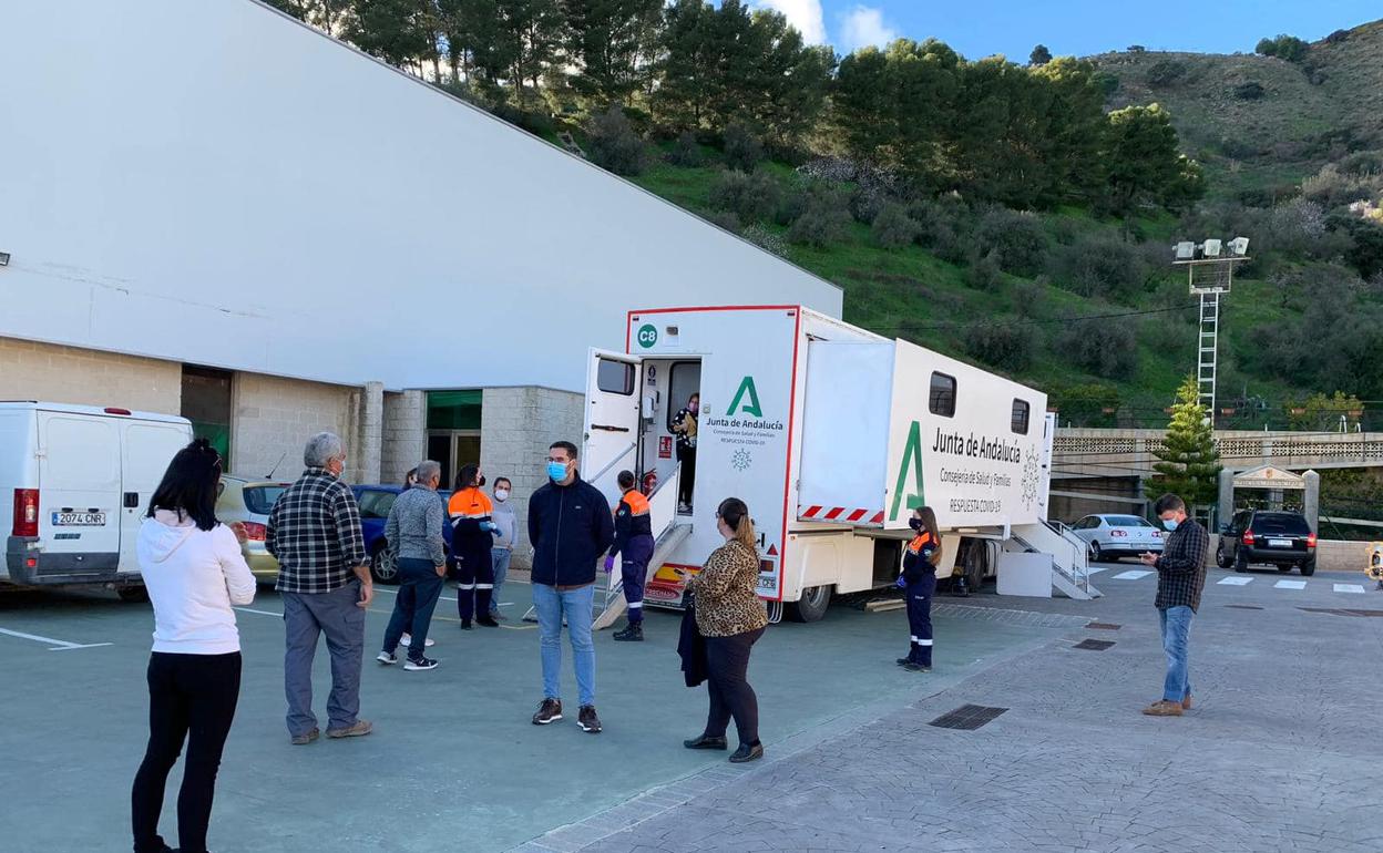 Vecinos de Moclinejo esperando ayer su turno para realizarse el test de antígenos. 