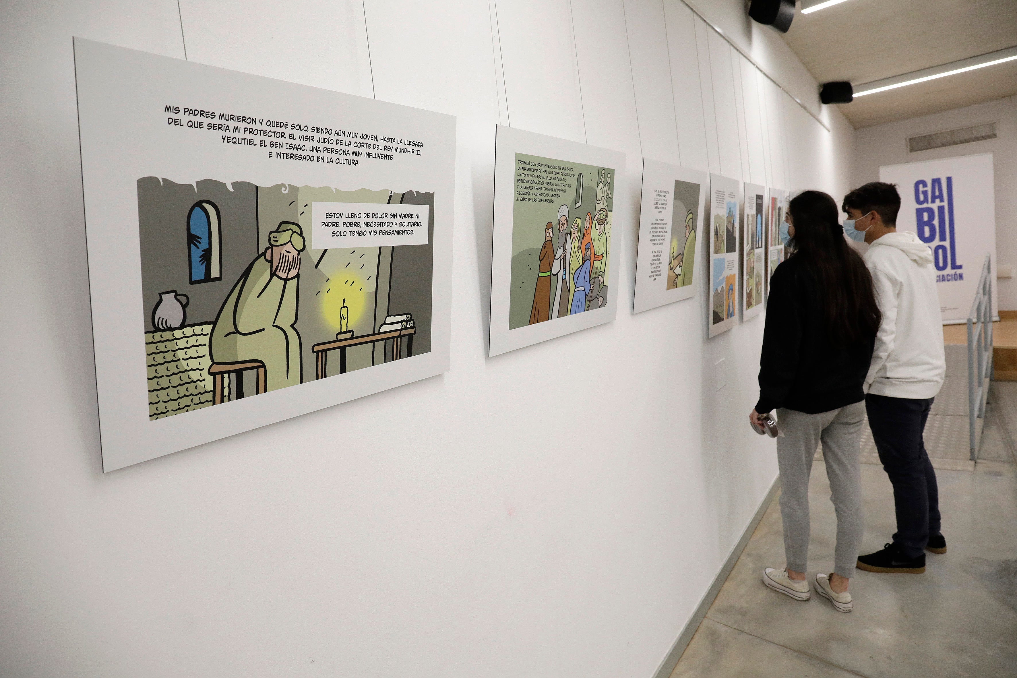 El poeta y filósofo del medievo protagoniza un volumen que rescata su azarosa vida al cumplir el milenario de su nacimiento en Málaga. Una exposición muestra los dibujos de Miguel B. Núñez para el tebeo