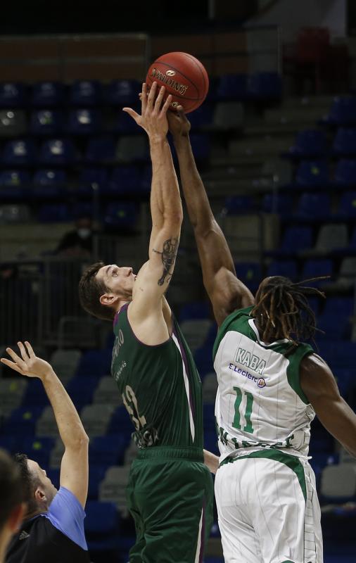 El equipo malagueño, hundido, entierra sus opciones en la Eurocup