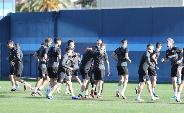 Imagen principal - Varios instantes del entrenamiento del Málaga durante el breve espacio permitido para los medios gráficos. 