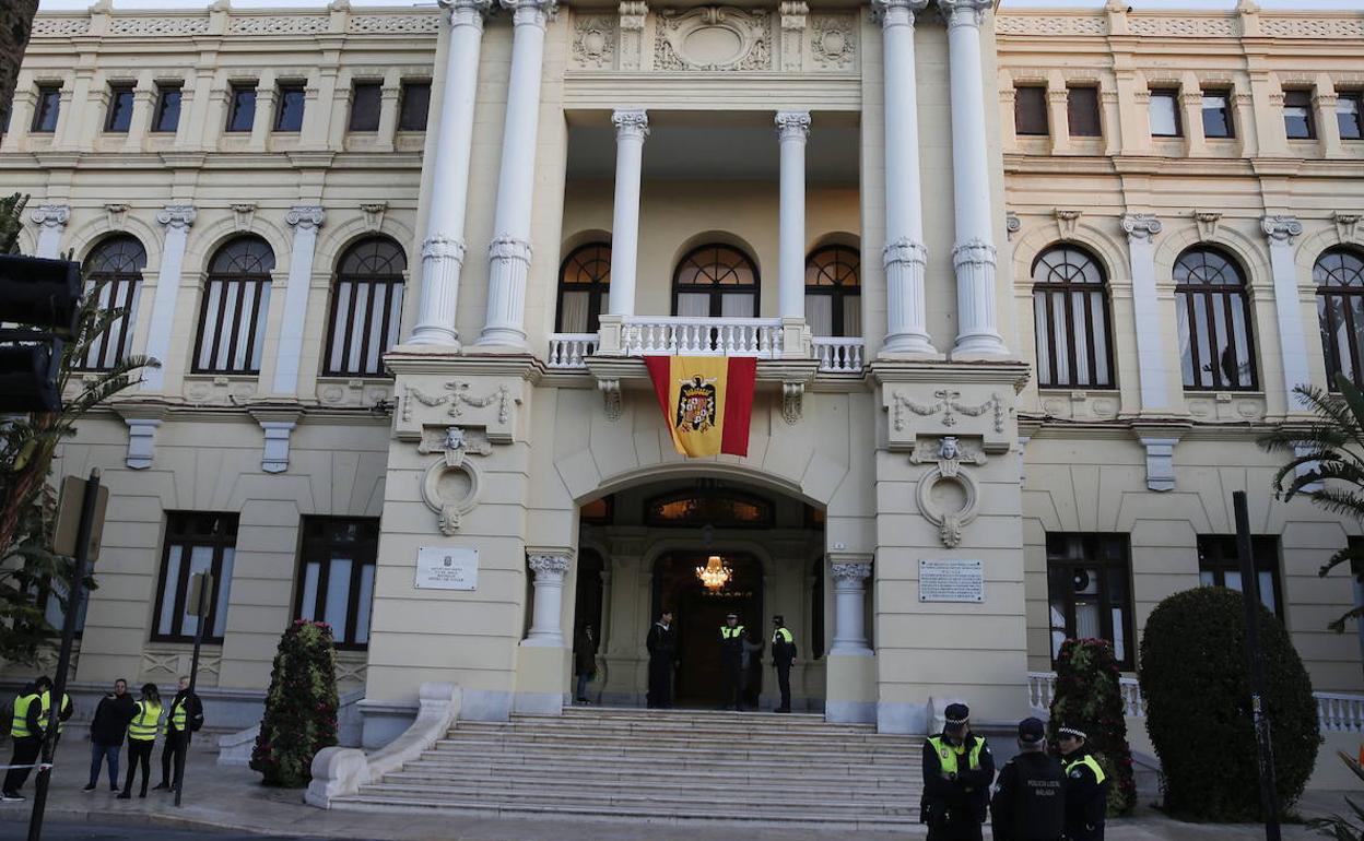 El ayuntamiento acordonado y con una bandera franquista para el rodaje 'Operation Mincemeat', ambientada en la guerra civil. 