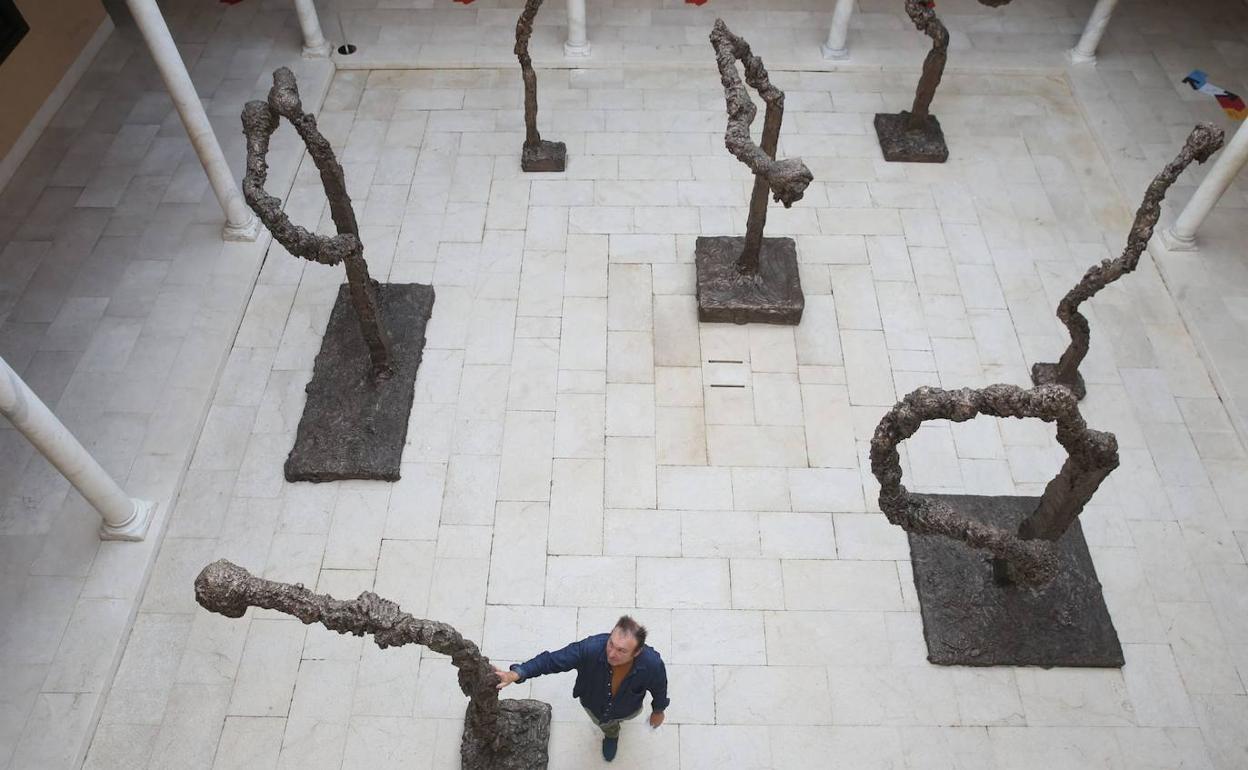 Miquel Barceló pasea en el patio del Museo Picasso entre figuras de bronce. 