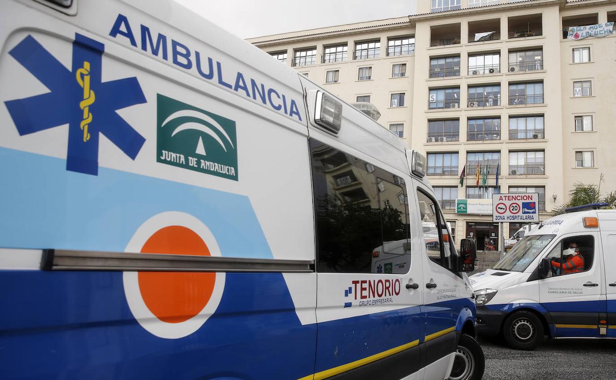 Imagen de archivo de una ambulancia en Málaga 