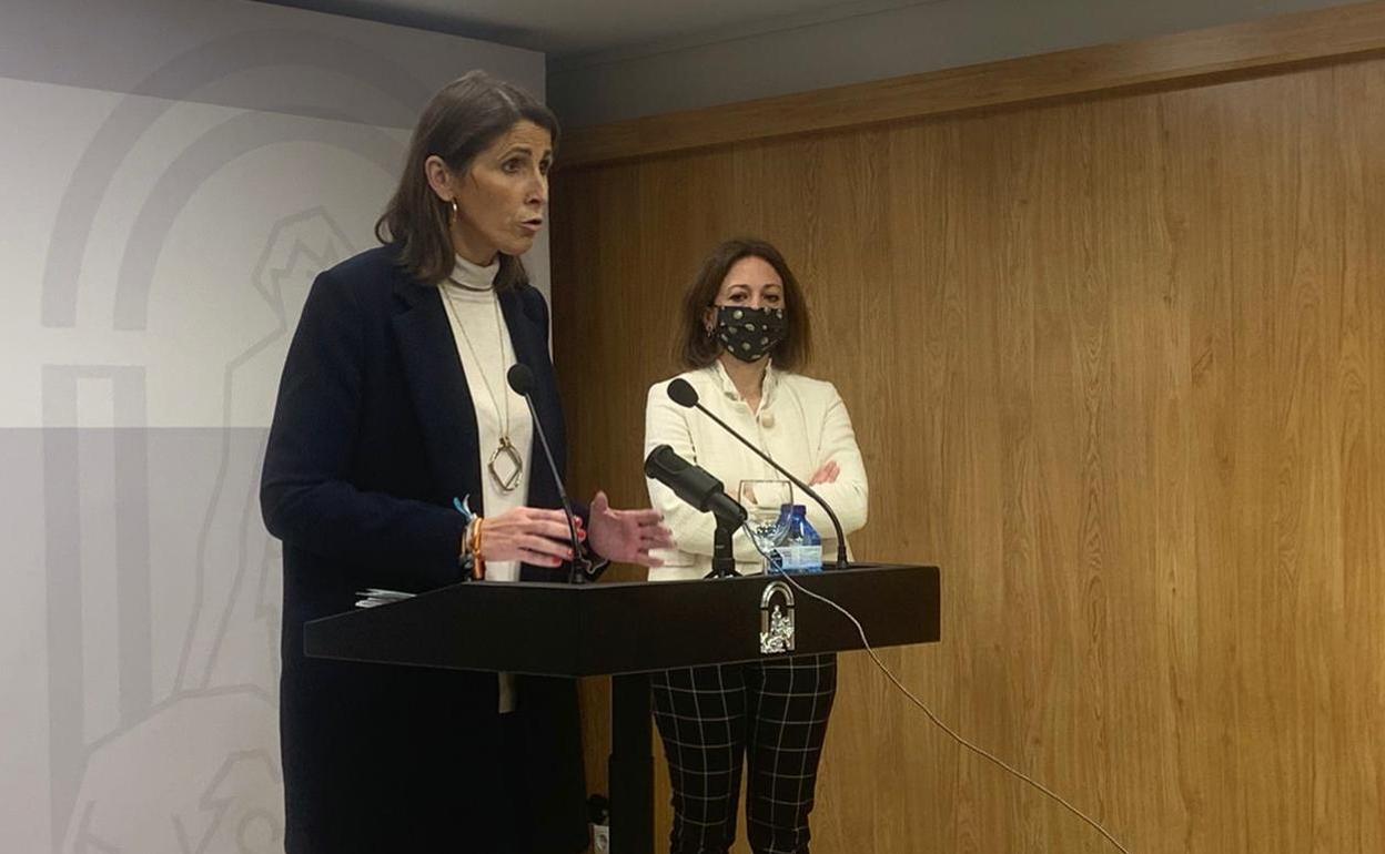 Las delegadas de Educación y Deporte y del Gobierno andaluz, Mercedes García Paine y Patricia Navarro, respectivamente. 