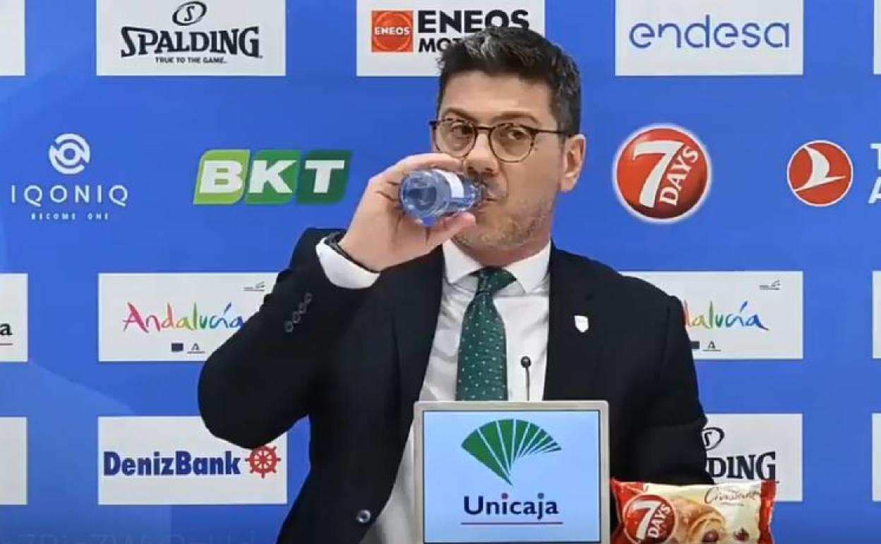 El entrenador del Unicaja, durante la rueda de prensa posterior al partido. 